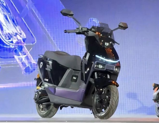 全球首款半固态电摩！雅迪星舰200L，12分钟满血复活，续航200km+